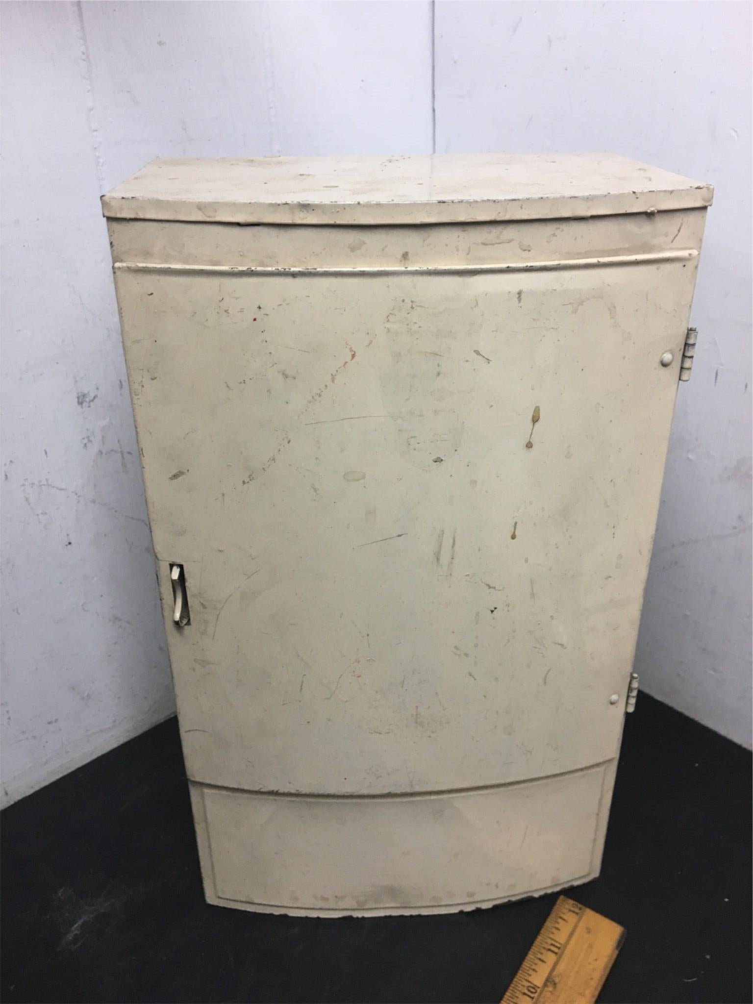 Vintage Wolverine Toy Polar Refrigerator & Ice Box tall 50s Tin Litho USA detail