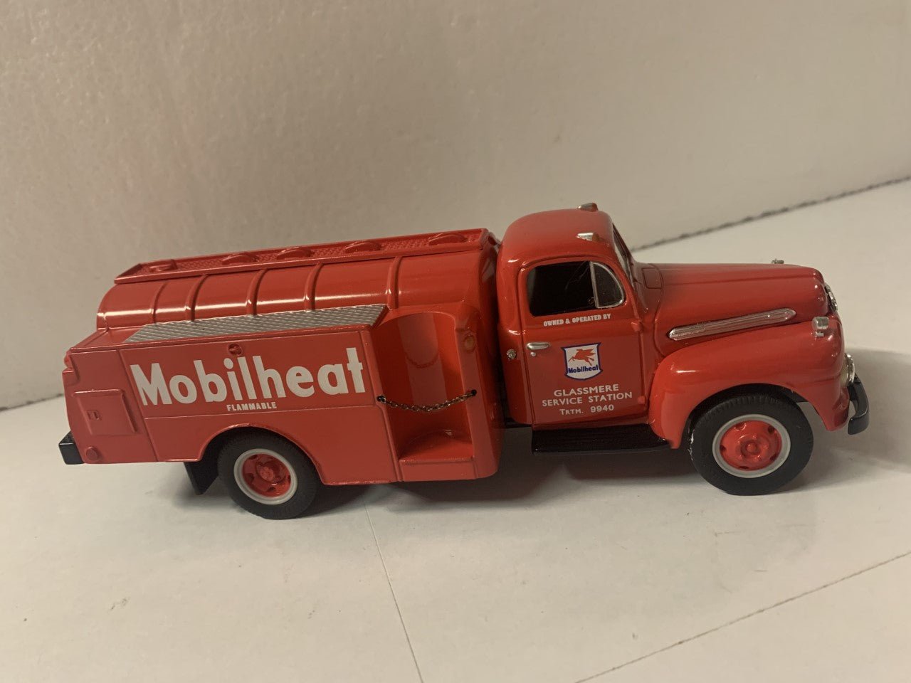 First Gear 1951 Ford F-6 Fuel Tanker 1/34 Scale Die-Cast Mobilheat 19-1555 NIB